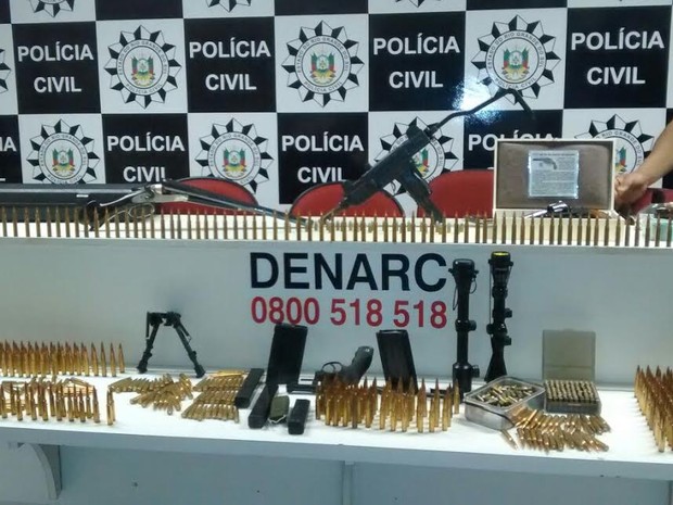 Vasto material, entre armas e munições, foi apreendido com o aposentado do Exército (Foto: Vanilson Duarte/RBS TV)