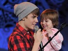 Justin Bieber canta com irmã em show especial de Natal