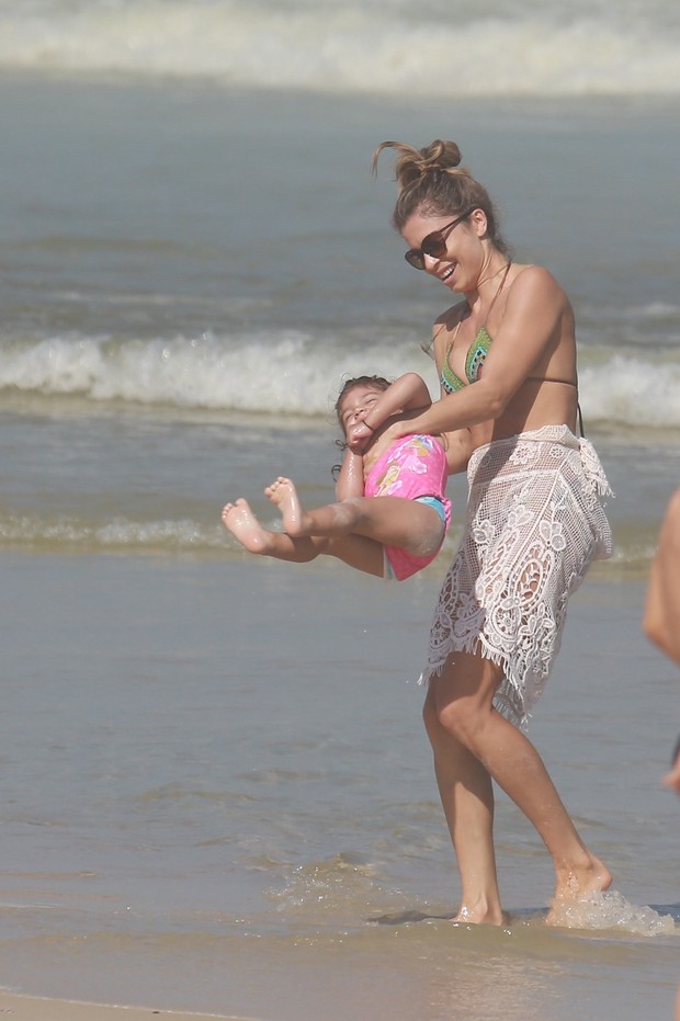 Grazi Massafera na praia com a filha Sofia (Foto: Dilson Silva/ AG. News) Grazi Massafera na praia com a filha Sofia (Foto: Dilson Silva/ AG. News)
