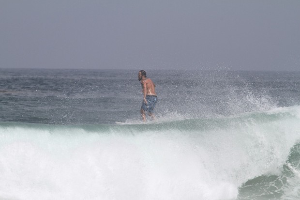 Paulinho Vilhena surfa na Prainha (Foto: Dilson Silva / Agnews)