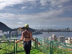 Flávia Sampaio pula corda com vista para a Lagoa, no Rio