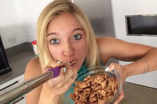 Empresa de cereais lançou 'colher pau de selfie' (Foto: Reprodução/YouTube/Cinnamon Toast Crunch)