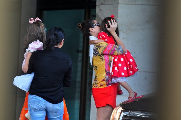 Giovanna Antonelli chega à festa de 2 anos de Malu, filha de Fernanda Pontes (Foto: Roberto Teixeira/EGO)