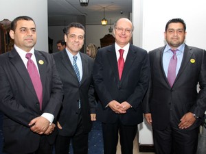Governador de São Paulo ao lado de Barbieri a representantes da fábrica (Foto: Divulgação)