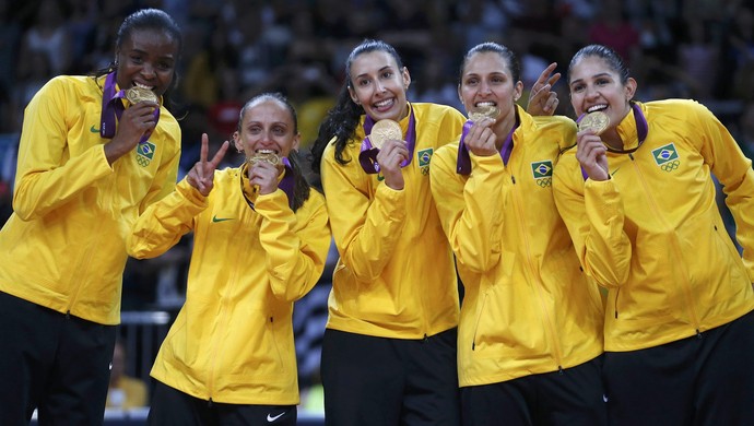 Fabiana, Fabi, Sheilla, Dani Lins e Natália Brasil ouro vôlei Jogos de Londres (Foto: Ivan Alvarado/Reuters)