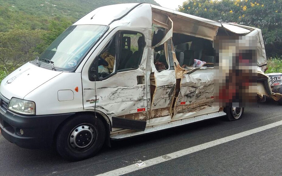 Acidente entre van e carreta deixou quatro mortos na BR-242, em Seabra, na manhã desta terça-feira (18) (Foto: PRF/ Divulgação)