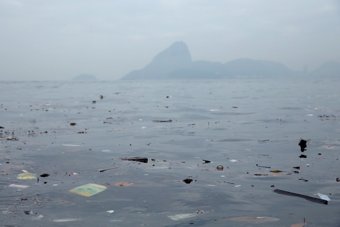 Poluição na Baia de Guanabara (Foto: Matthew Stockman/Getty Images)