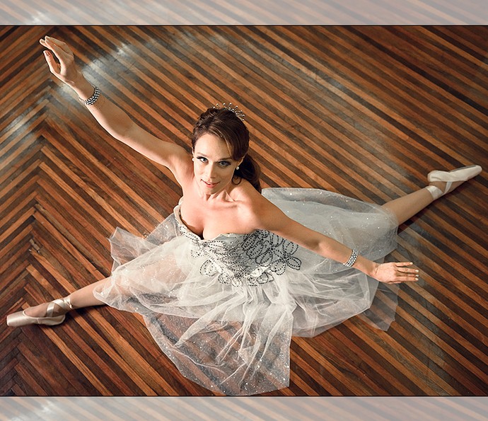 Mariana arrasa em pose de bailarina para personagem de Haja Coração (Foto: Ramón Vasconcelos/Globo)