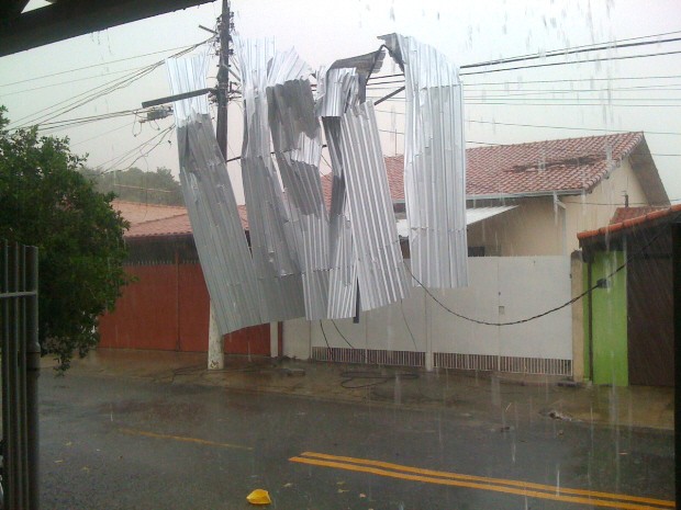 Telhado de uma obra atingiu casas vizinhas e a rede elétrica em São José dos Campos durante a forte chuva que atingiu a cidade nesta terça-feira (1) (Foto: José Américo do Carmo)