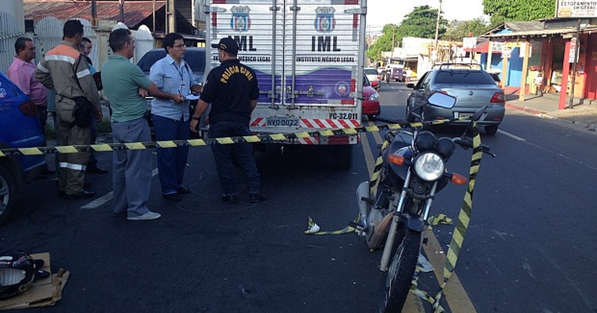 G1 Motociclista tenta desviar de ônibus e morre atropelado em Manaus