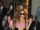 Lady Gaga usa sutiã transparente e mostra demais