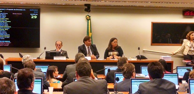 O relator da reforma política, deputado Marcelo Castro (PMDB-PI), à esq., ao lado do presidente da comissão especial, deputado Rodrigo Maia (DEM-RJ) (Foto: Laís Alegretti/G1)