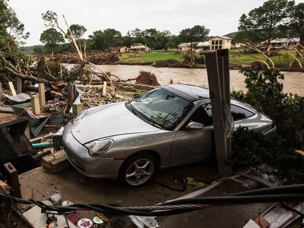 Tormenta destruiu casa e danificou um Porsche em Wimberley (Foto: Tamir Kalifa / Reuters)