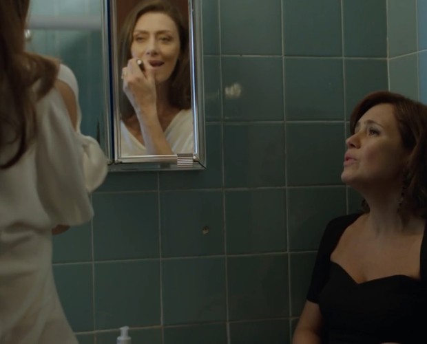 Marilia e Tania conversam no banheiro (Foto: TV Globo)