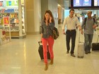 Estilosa, Fernanda Paes Leme embarca em aeroporto no Rio