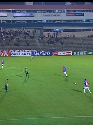 Bola em jogo para Paraná x América, pela Série B (Foto: Reprodução/Premiere) Bola em jogo para Paraná x América, pela Série B (Foto: Reprodução/Premiere)