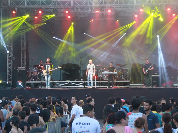 Xique Baratinho mistura o rock com músicas da cultura popular nordestina (Foto: Waldson Costa / G1)