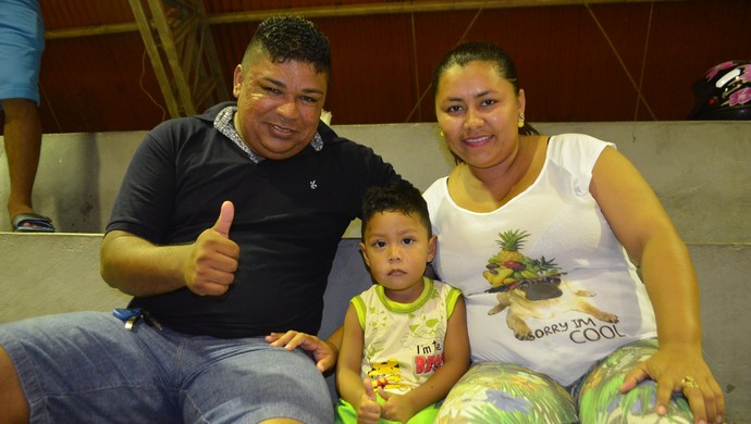 Sem torcer para nenhum time, família assiste Copa Rede Amazônica no AP (Foto: Jonhwene Silva/GE-AP)