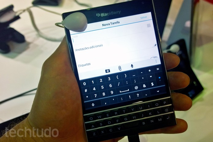 Digitar com uma mão no BlackBerry Passport é difícil (Foto: Fabrício Vitorino/TechTudo) Digitar com uma mão no BlackBerry Passport é difícil (Foto: Fabrício Vitorino/TechTudo)
