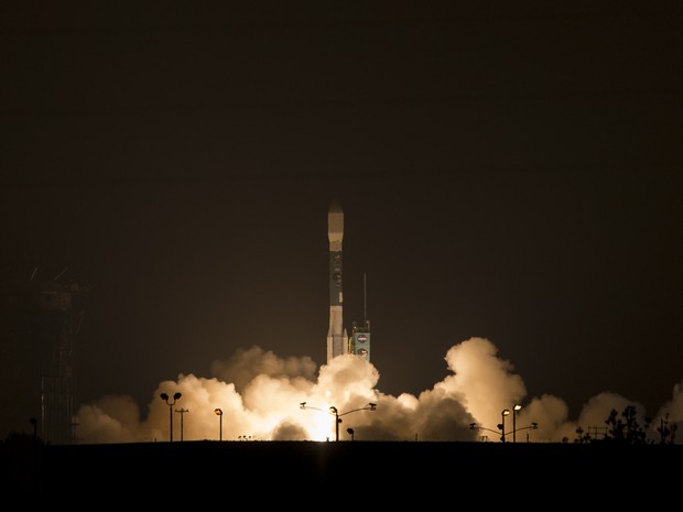 O foguete Alliance Delta II decolou na manhã deste sábado (ainda madrugada na Califórnia) (Foto: NASA/Bill Ingalls)