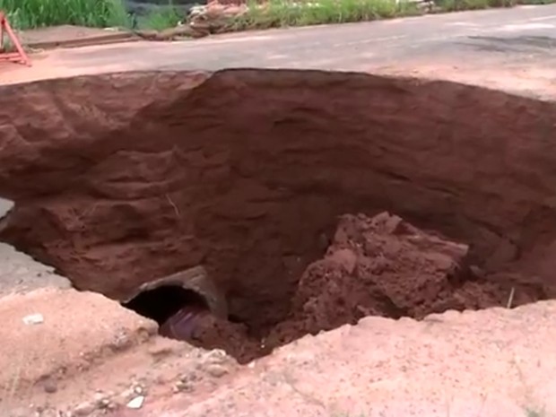 Chuvas fizeram buraco aumentar em avenida de Rio Preto (Foto: Reprodução/ TV TEM) Chuvas fizeram buraco aumentar em avenida de Rio Preto (Foto: Reprodução/ TV TEM)