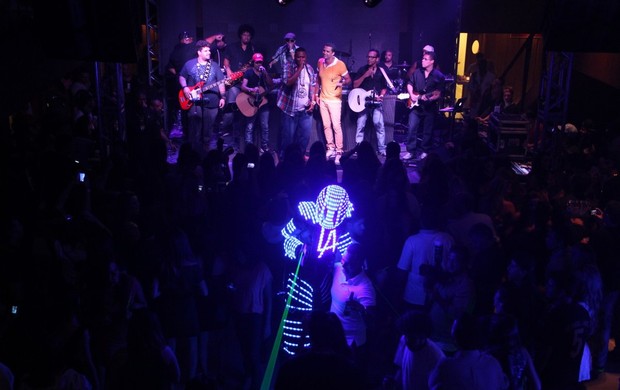 Robô na pista de dança da festa de aniversário do Latino (Foto: Thyago Andrade/ Fotorio News)