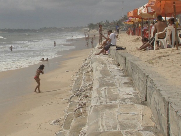 Mesmo com as obras, neste fim de semana, os banhistas aproveitaram o sol para ir à praia do Icaraí.  (Foto: TV Verdes Mares/ Reprodução)