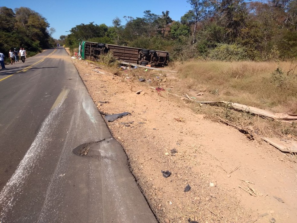 Acidente do foi tipo tombamento seguido de colisão no Piauí (Foto: Divulgação/PRF)