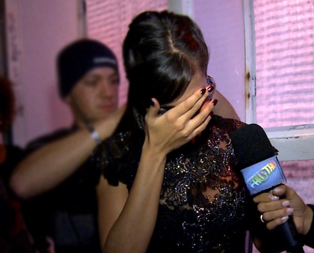 Anitta fica envergonhada ao repercutir a revelação de Ariele (Foto: Reprodução / TV Globo)