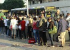 Passageiros lotam pontos de ônibus no Rio (José Lucena/ Estadão Conteúdo)