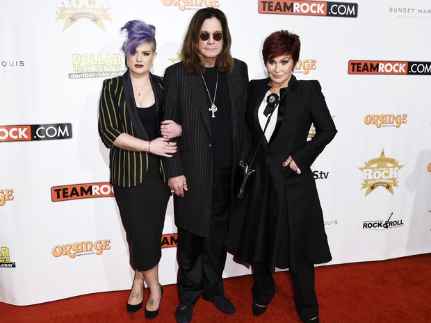 Kelly Osbourne e os pais, Ozzy Osbourne e Sharon Osbourne, em evento em Los Angeles, nos Estados Unidos (Foto: Kevork Djansezian/ Reuters)