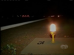 Luminárias e placas de iluminação foram colocadas na pista (Foto: Reprodução/TV Anhanguera)