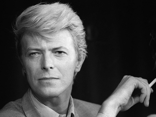 David Bowie fuma um cigarro durante coletiva de imprensa no festival de cinema de Cannes em maio de 1983 (Foto: Ralph Gatti/AFP/Arquivo) David Bowie fuma um cigarro durante coletiva de imprensa no festival de cinema de Cannes em maio de 1983 (Foto: Ralph Gatti/AFP/Arquivo)