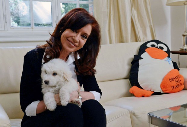 Em foto de quinta-feira (18), a presidente da Argentina, Cristina Kirchner, posa com seu cachorrinho Simón, um presente dado pelo irmão do ex-presidente da Venezuela Hugo Chávez (Foto: Presidência da Argêntina/AFP)