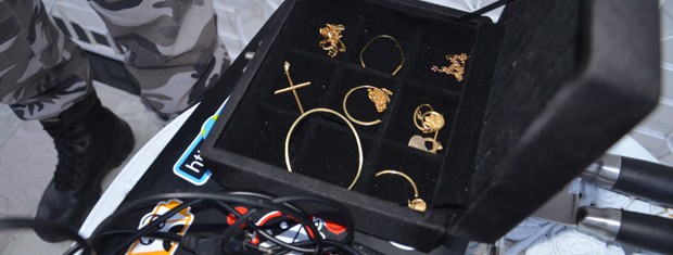 Polícia encontrou notebook e jóias no carro do suspeito (Foto: Walter Paparazzo/G1)
