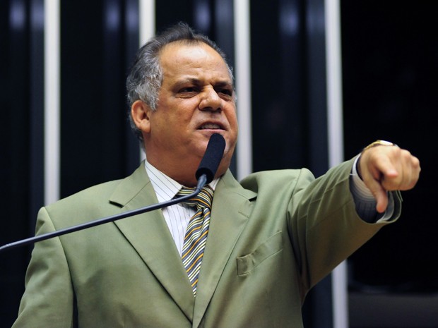 O deputado Carlos Alberto Leréia (PSDB-GO) faz a própria defesa em discurso na tribuna da Câmara (Foto: Gustavo Lima / Agência Câmara)