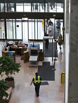 Funcionários deixam o prédio de escritórios Hart do Senado, no Capitólio, após pacotes suspeitos terem sido encontrados nesta quarta-feira (17) (Foto: AP)
