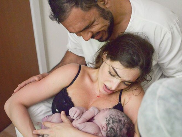 Rogério Minotouro e a mulher, Aline Zermian, no nascimento do filho, Roger (Foto: Amanda Vargas/ Divulgação )