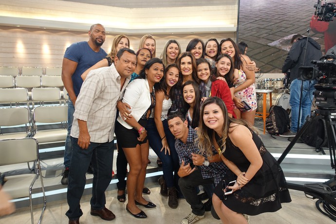Depois do 'Encontro', Fátima tira foto com a plateia que participou do programa  (Foto: Juliana Hippert/Gshow)