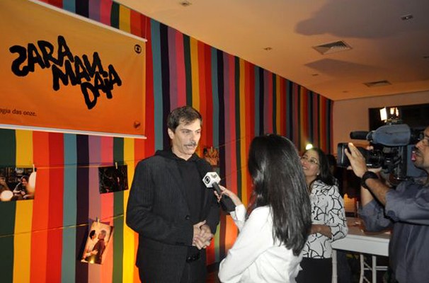 O ator Luiz Henrique Nogueira em entrevista à repórter Bianca Rosa, no espaço Saramandaia (Foto: Priscila Nascimento)