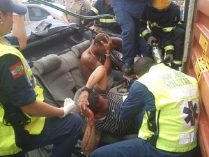suspeitos são resgatados de carro esmagado por contêiner em navegantes (Foto: Corpo de Bombeiros Militares de Navegantes/Divulgação)
