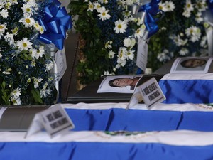 Militares mexicanos encontraram em agosto 72 corpos em uma propriedade rural do estado de Tamaulipas, fronteira com os EUA, a maior desde o início da operação contra o narcotráfico iniciada em 2006. Na foto, funeral de imigrantes em El Salvador (Foto: Edgar Romero/AP)
