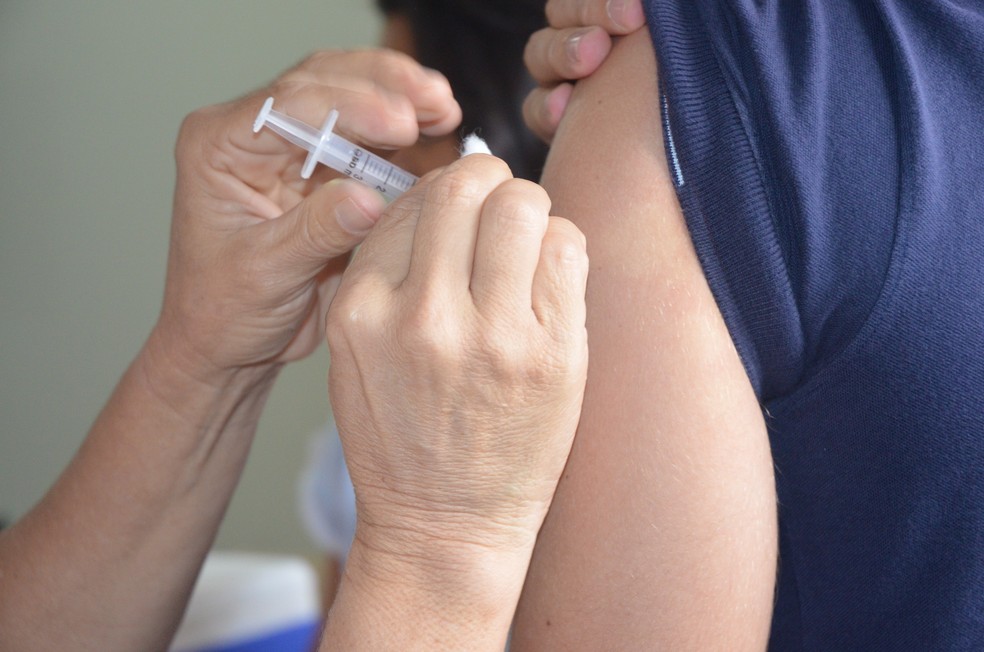 Meta é vacinar 90% da população elegível, estimada em aproximadamente 865 mil pessoas (Foto: Magda Oliveira/G1)