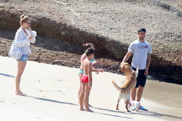 Fiorella Matheis e Alexandre Pato vão a Praia com cachorrinho (Foto: André Freitas / AgNews)