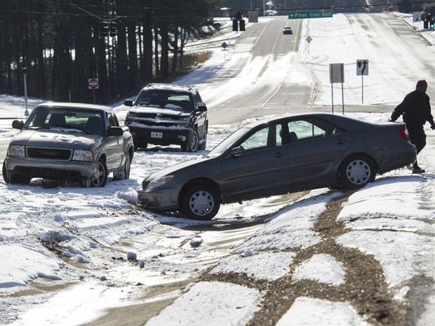 Carro derrapa na pista coberta de gelo, na Georgia. (Foto: John Amis/AP)