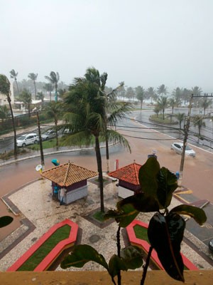 Itapuã, em Salvador, em dia de chuva (Foto: Gilberto Júnior/Arquivo Pessoal)