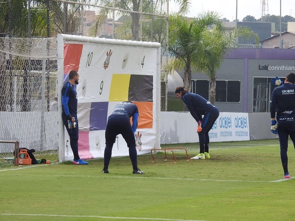 Preparador usa painel colorido para testar reflexos de goleiros do Corinthians; veja