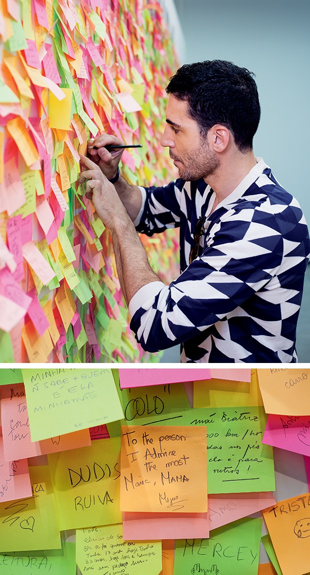 Miguel escreve um recado para sua mãe, Maria, na peça Mamãe É Linda (Foto: )