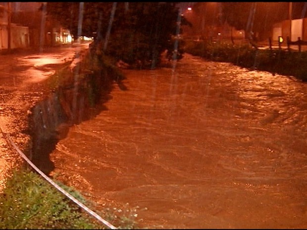 Chuva em Montes Claros (Foto: Reprodução/Inter TV)