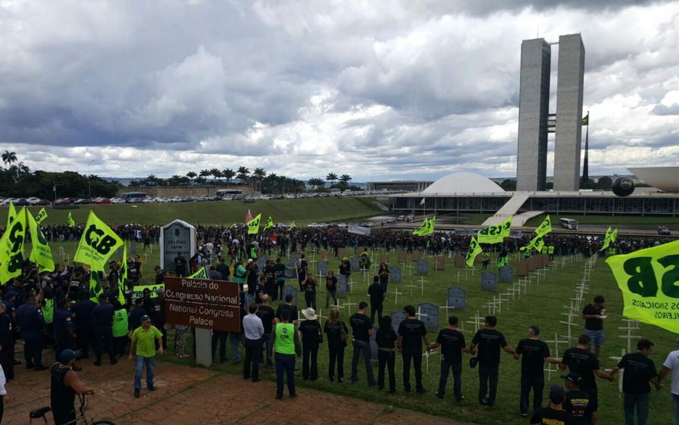Policiais de diversos estados se reúnem em frente ao Congresso Nacional, em Brasília, contra mudanças na previdência (Foto: Vinicius Werneck/G1)